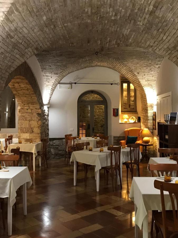Hotel La Fortezza Assisi Bagian luar foto