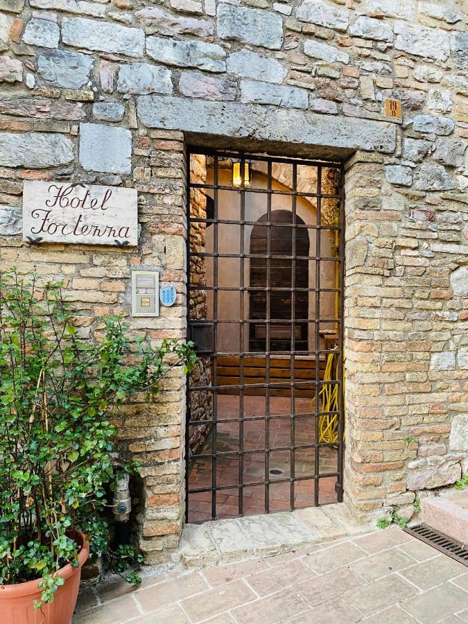 Hotel La Fortezza Assisi Bagian luar foto