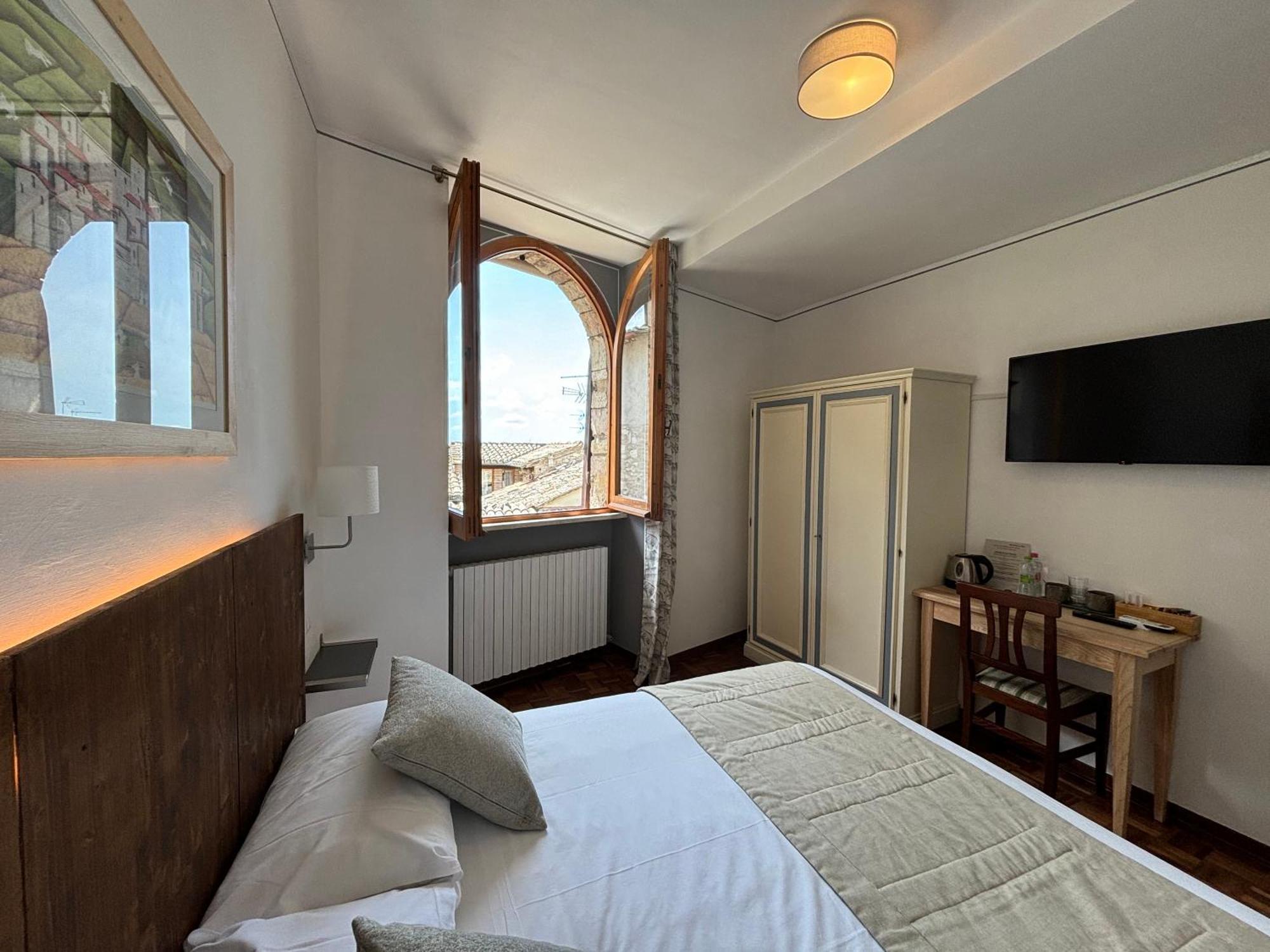 Hotel La Fortezza Assisi Bagian luar foto